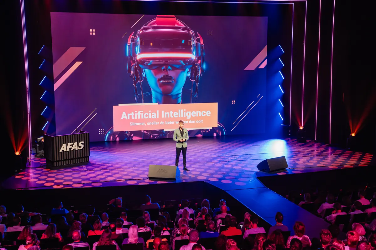Bart Grootveld spreekt op het AFAS-podium voor een volle zaal